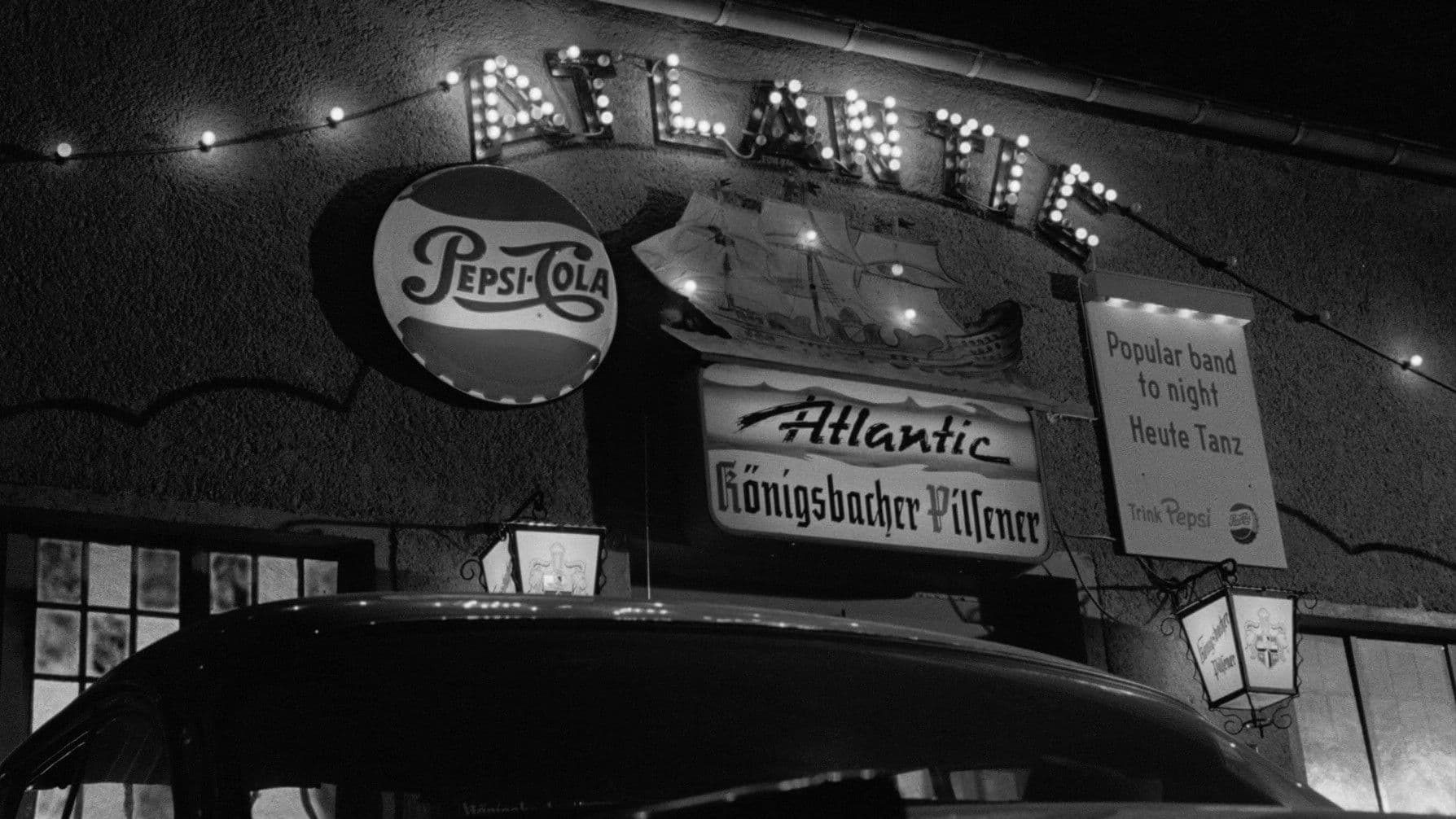 Sous le gravier noir