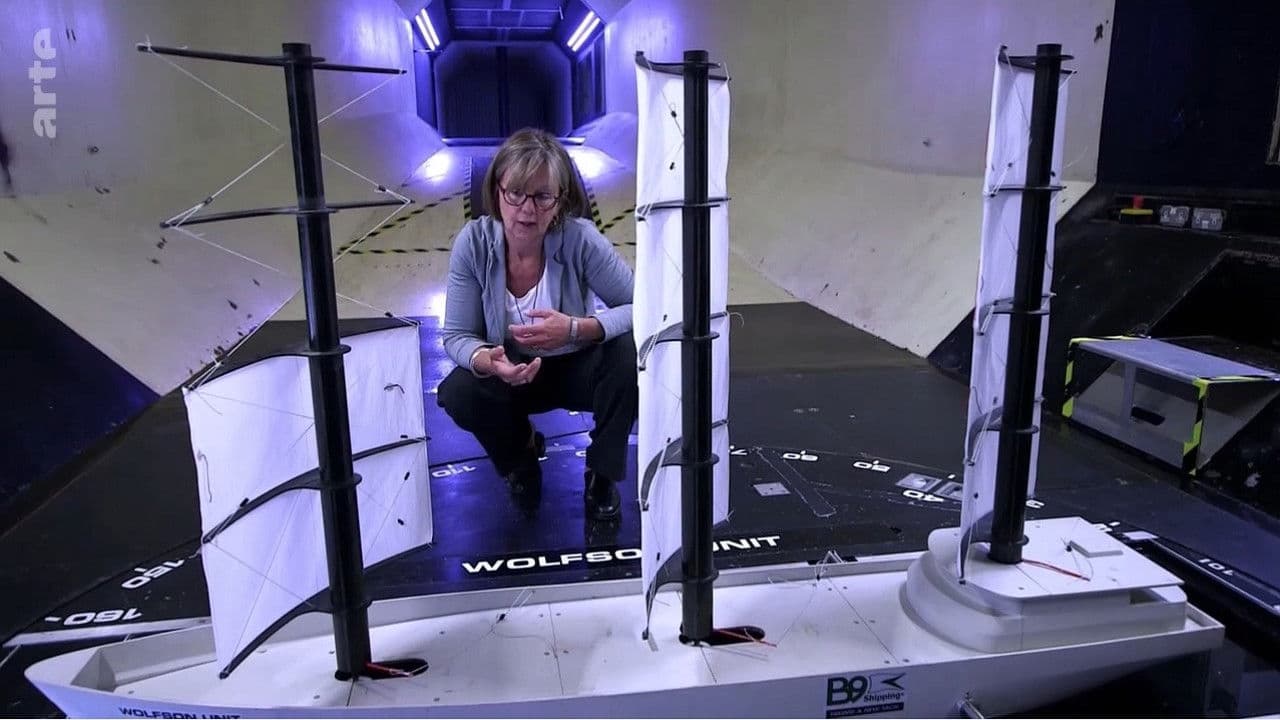 Le cargo hisse les voiles