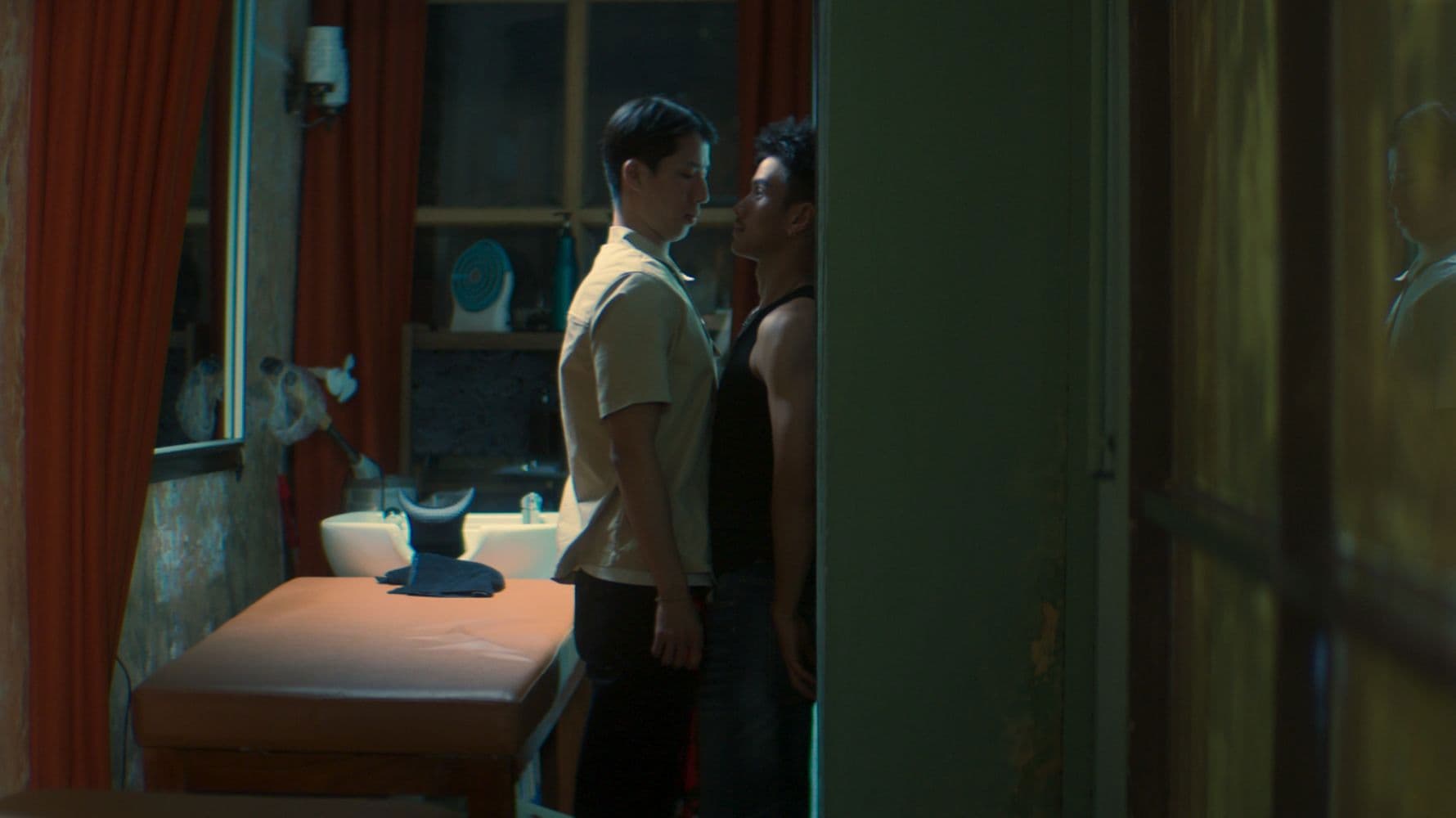 Nửa Đêm Nổi Hứng Đi Cắt Tóc