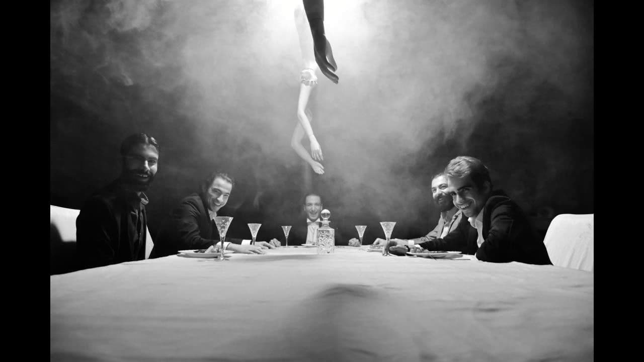 باد زنجیر ها را تکان میدهد